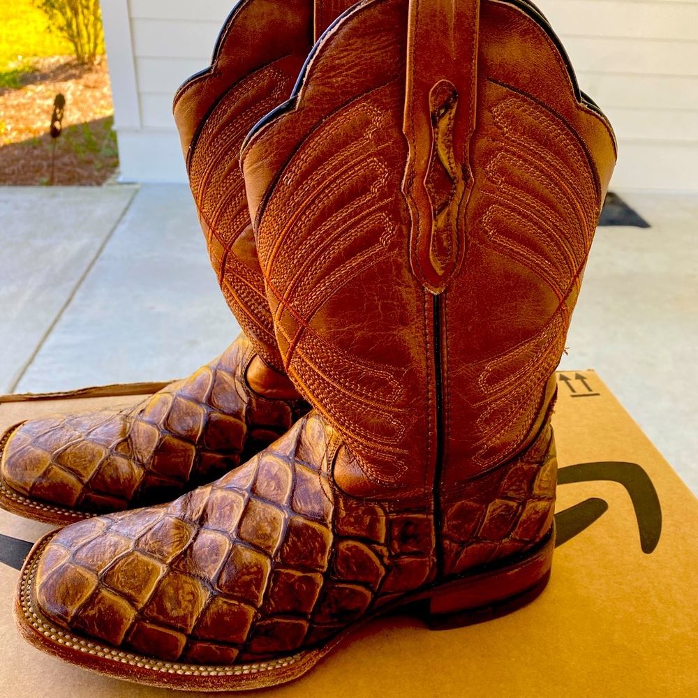 Size 9 handmade in Mexico cognac cowboy boots fish pirarucu print. Square toe.